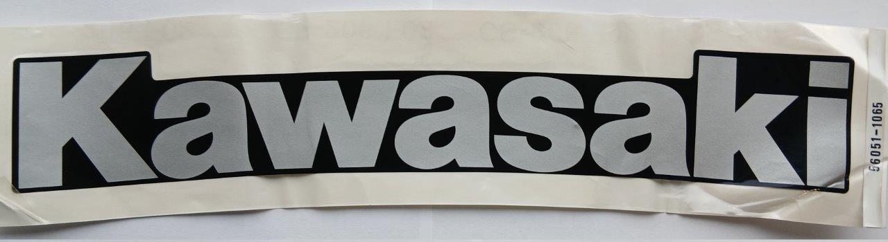 Kawasaki embleem "Kawasaki" ZXR750L2 KUIP links onder 56051-1065